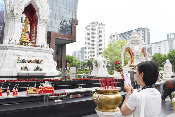 曼谷 來泰國不只要拜四面佛 還要來去跟愛神求姻緣 來到曼谷central World百貨旁的愛神廟 教你怎麼拜愛神才靈驗