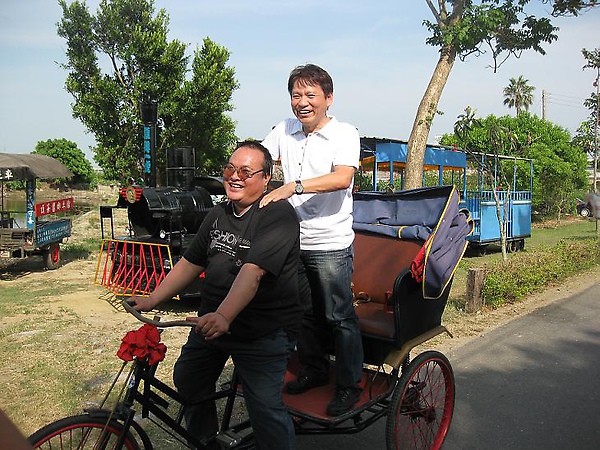 板頭阿兄-王品戴董/三輪車遊村