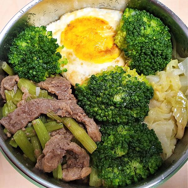 今日午餐：花椰菜、高麗菜、荷包蛋、芹菜炒牛肉，2020.12.14