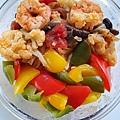 今日午餐：蕃茄炒蝦炒花椰菜、黑木耳、高麗菜、香菇、水果椒，2021.02.23