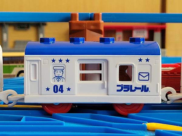 車門可開關,車廂內有貨物模型