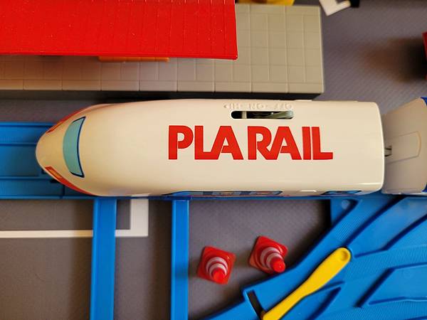 車頂有 Plarail logo 車頂有 Plarail logo
