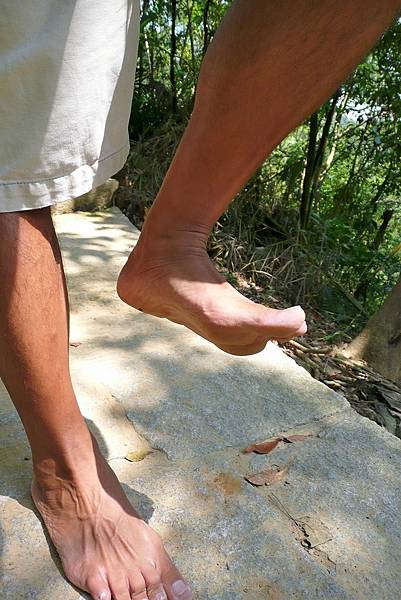 赤腳接地氣 獲取正能量 赤腳接地氣 獲取正能量