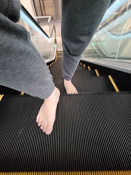 赤腳搭乘電扶梯很安全
