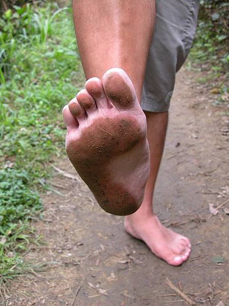 赤腳爬山最輕鬆，雙腳就是最棒的登山鞋。