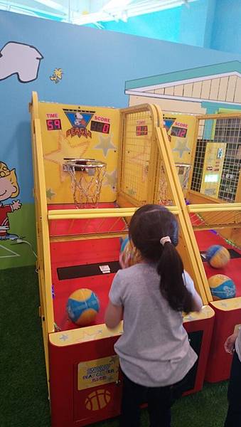 SNOOPY PLAY CENTER