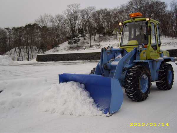 鏟雪車正在鏟雪