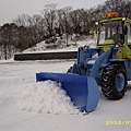 鏟雪車正在鏟雪