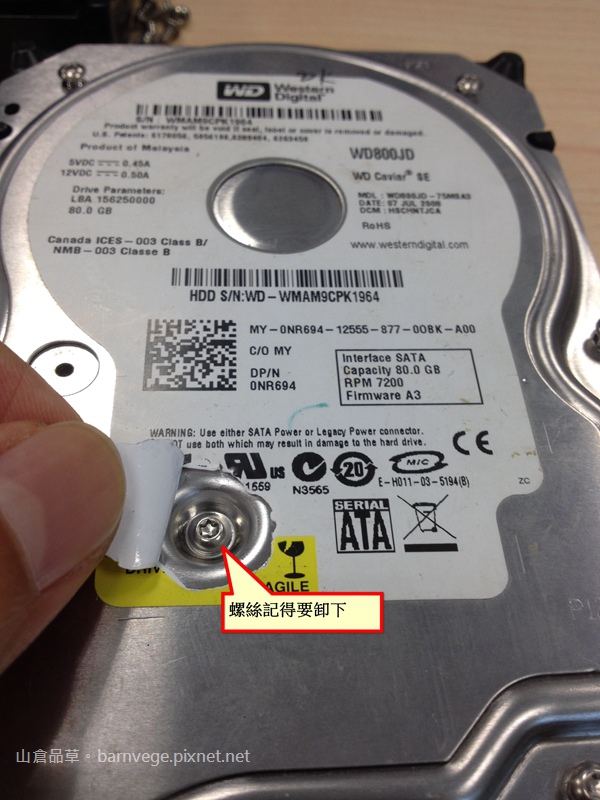 PIC9 貼紙後面的螺絲要卸下.jpg PIC9 貼紙後面的螺絲要卸下.jpg