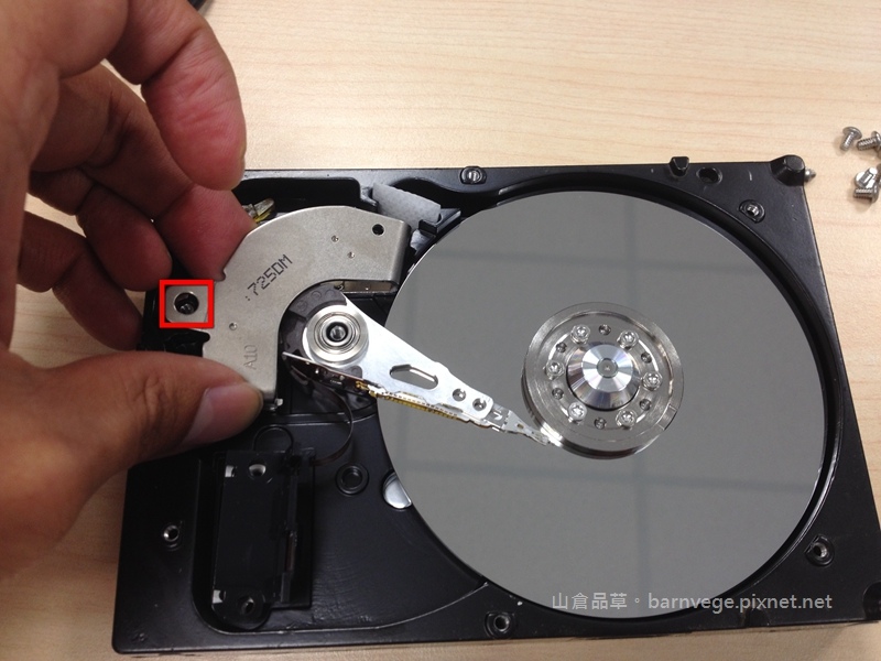 PICC 強力磁鐵卸除螺絲後小心拆下.jpg PICC 強力磁鐵卸除螺絲後小心拆下.jpg