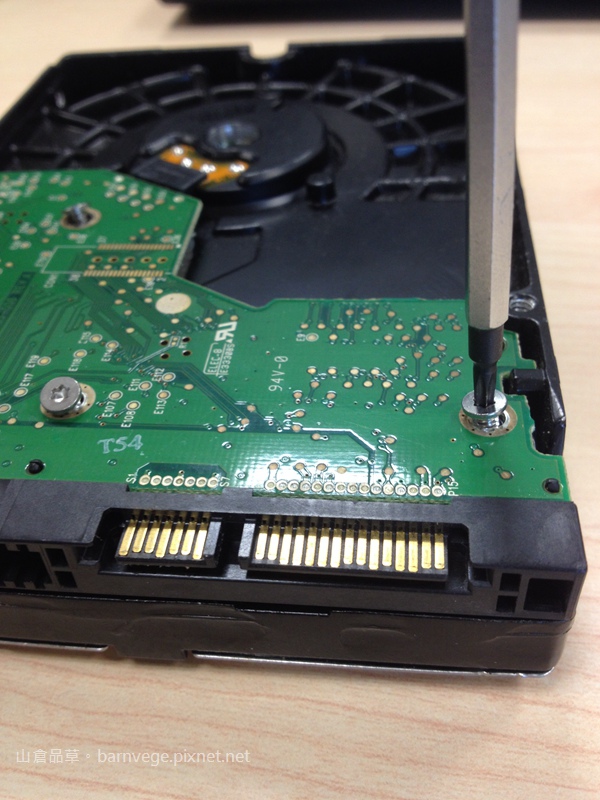 PIC2 將硬碟螺絲卸下.jpg PIC2 將硬碟螺絲卸下.jpg