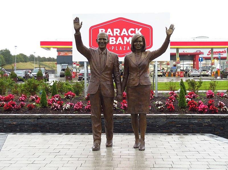 800px-Bronze_sculpture_of_Barack_and_Michelle_Obama_at_Barack_Obama_Plaza_-_1.jpg