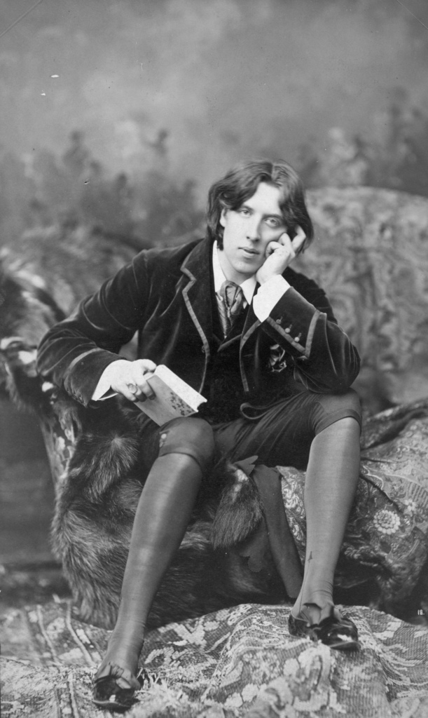 Oscar_Wilde_by_Napoleon_Sarony_(1821-1896)_Number_18_b.jpg
