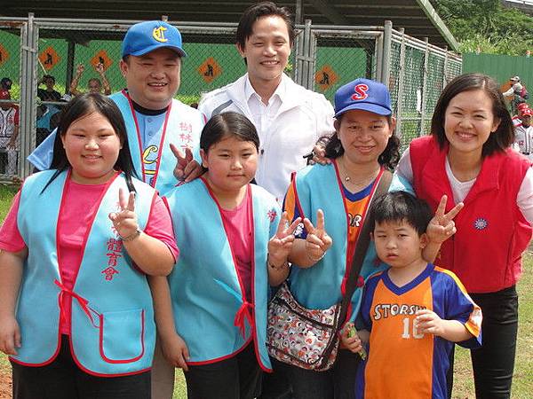 黃志雄委員，洪佳君議員