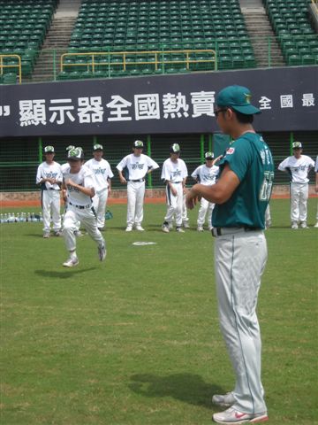 曾豪駒哥哥與棕熊上跑壘課程 (2).jpg