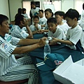 5棕熊隊來給民諺哥哥和建宏哥哥簽名 (2).JPG