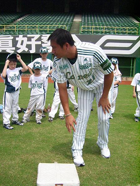 貓熊-銪顯哥哥敎跑壘 (1).JPG