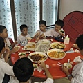 浣熊寶寶在吃飯囉.JPG