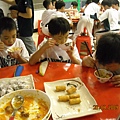 黑熊寶寶在吃飯囉.JPG