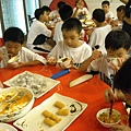 黑熊寶寶在吃飯囉 (1).JPG