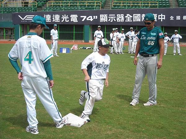 曾豪駒哥哥與棕熊上跑壘課程 (5).jpg