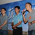 (左起)野球孩子製片黃茂昌、富源國小校長黃信龍、導演沈可尚