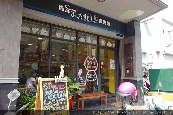 貓星柒咖啡店門口