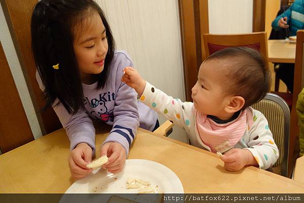 早餐時跟荳荳姐姐互動