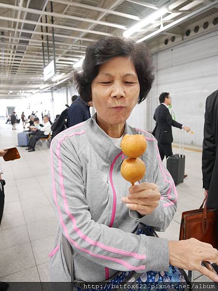 吃阿部蒲鉾店的葫蘆魚板