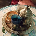 這是附餐的摩洛哥薄荷茶及小米布丁~特別風味的餐具.JPG