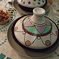 這個特別造型的餐具叫塔吉是摩洛哥常用的陶鍋.JPG
