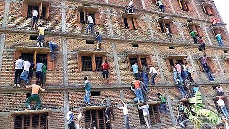 印度考試太誇張　家長爬牆送小抄