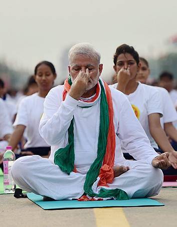 印度總理莫迪「國際瑜伽日」表演瑜伽k