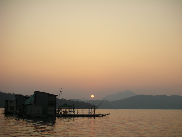 日月潭 竹湖水上人家 船屋