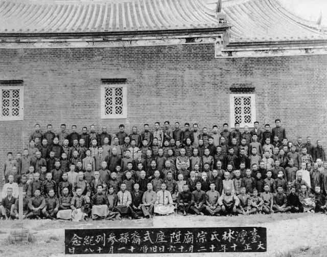 圖二：大正10年（1921）舉行「陞座式」時的大合照。拍攝位置在今日正殿的後側。