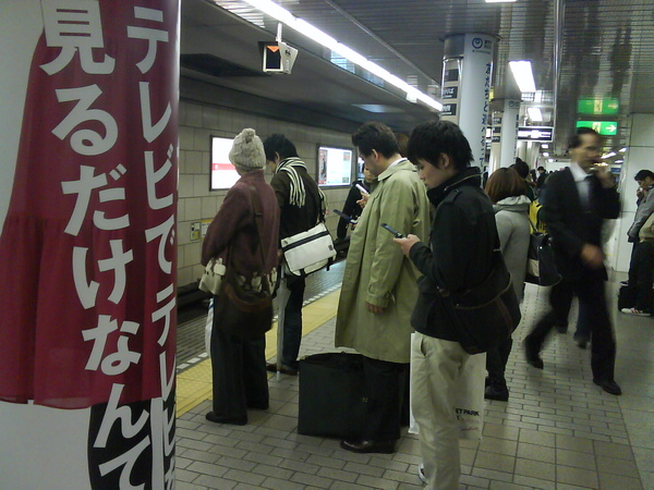 日本人等電車,動作都是一樣的...