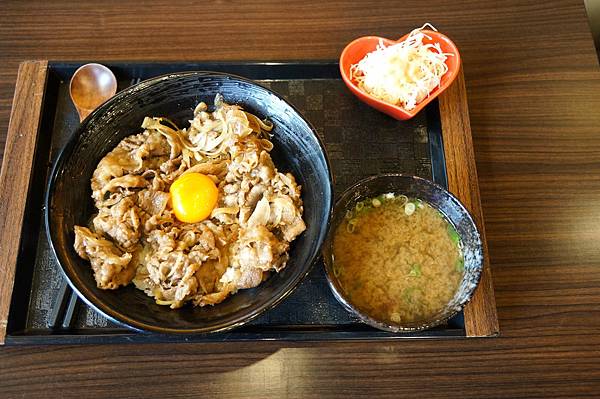 台北美食推薦-超多牛肉的美式新丼＂新丼創意丼飯專賣＂（近中山捷運站）