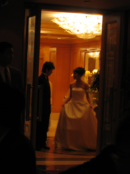等待入場的新郎新娘(2)
