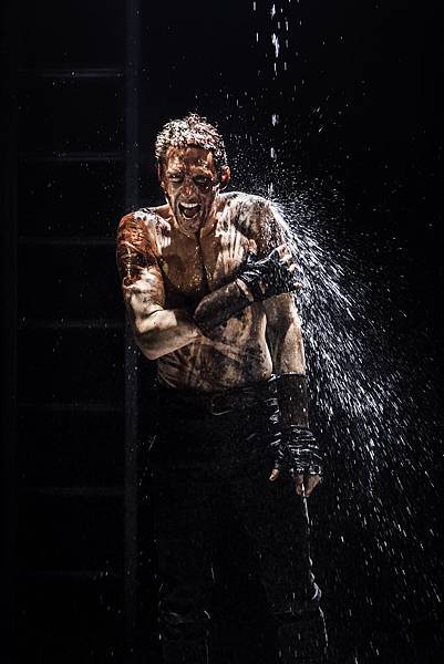 Tom Hiddleston Caius Martius Coriolanus Photo by Johan Persson 7.jpg