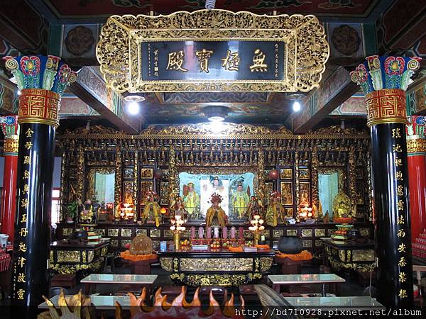 台北慈惠堂二樓「無極寶殿」正殿，主祀：地母娘娘、九天玄女、女媧娘娘
