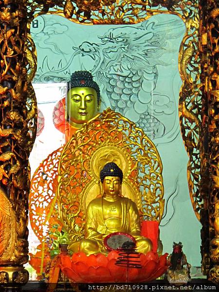 慈惠堂二樓「無極寶殿」正殿龍邊神龕，奉祀：釋迦佛祖
