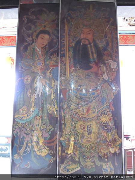 據廟方師姊說，台北慈惠堂的門神是畫上去的