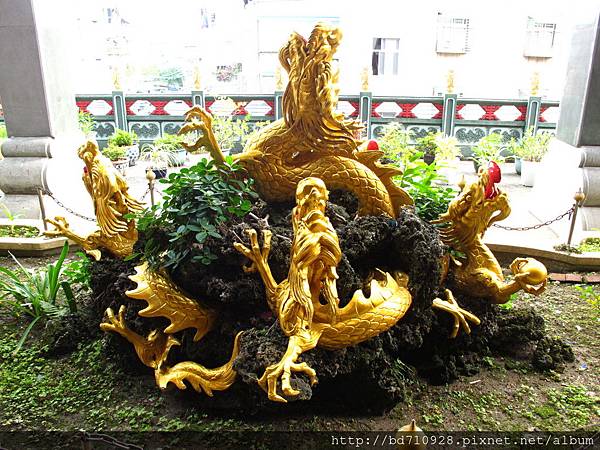 慈惠堂三樓正殿前九龍噴水池