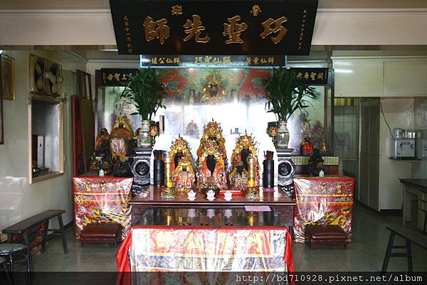 淡水魯班巧聖仙師宮正殿，主祀：巧聖仙師(魯班公)；同祀：荷葉仙師、爐公仙師。