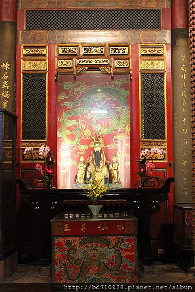 龍山寺天上聖母殿龍邊神龕，奉祀：水仙尊王