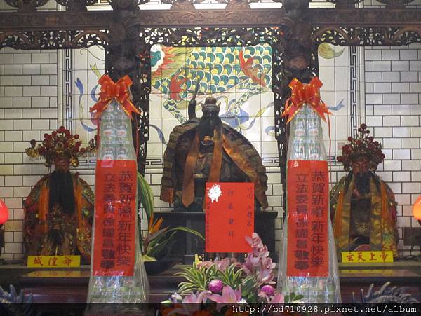 竹南五穀宮正殿龍側神龕，奉祀：張府天師、玄天上帝、城隍爺