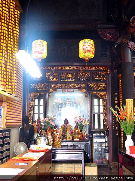 蓮座山觀音寺正殿虎邊神龕，奉祀：十八羅漢、觀音佛祖