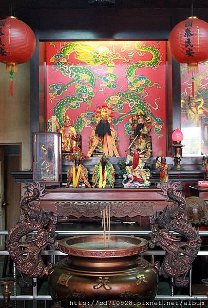 埤島九天宮虎邊神龕，奉祀：保生大帝、玄天上帝、濟公禪師、關聖帝君、王天君、城隍爺