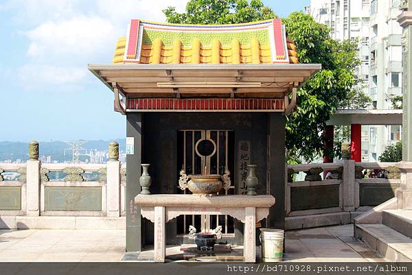 聖德宮廟埕虎邊神龕，奉祀：福德正神、虎爺將軍