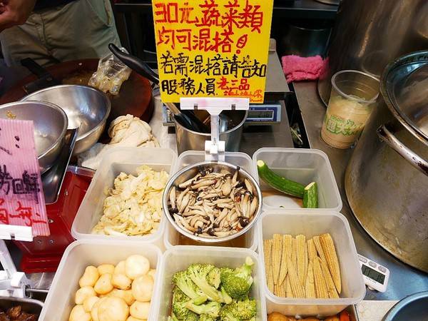 老三品雞腳-台北石牌站滷味  躲在陳季炸雞後方的紅滷  花椒